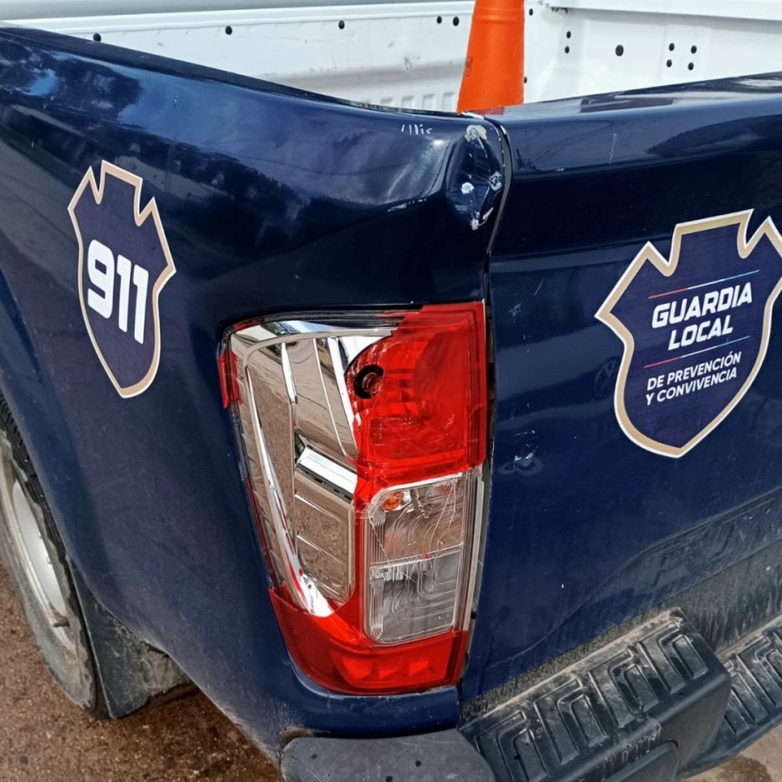 COMPUERTA DE CAMIÓN IMPACTÓ CAMIONETA DE LA GUARDIA LOCAL
