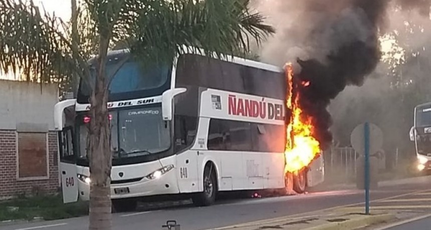 SANTA EUFEMIA: SE INCENDIÓ UN COLECTIVO