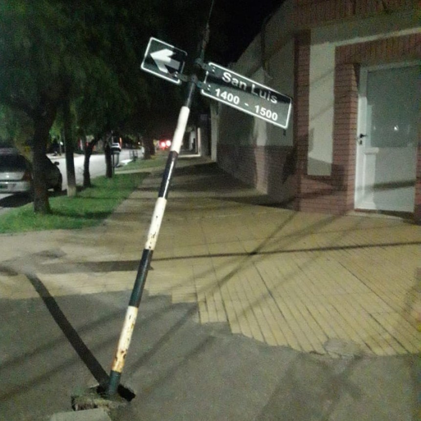 INTENTARON DERRIBAR SEÑALADOR DE CALLE