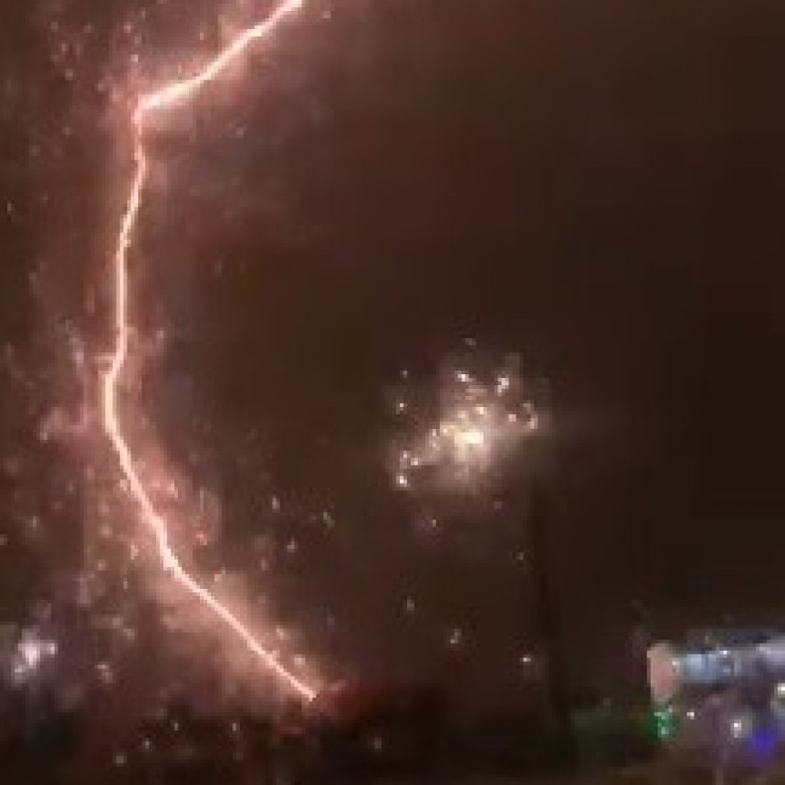 PASCANAS: CAPTAN IMAGEN DE LA CAÍDA DE UN RAYO