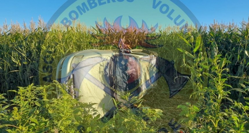 CORSA CON OCUPANTES DE MONTE MAÍZ VOLCÓ EN RUTA 11