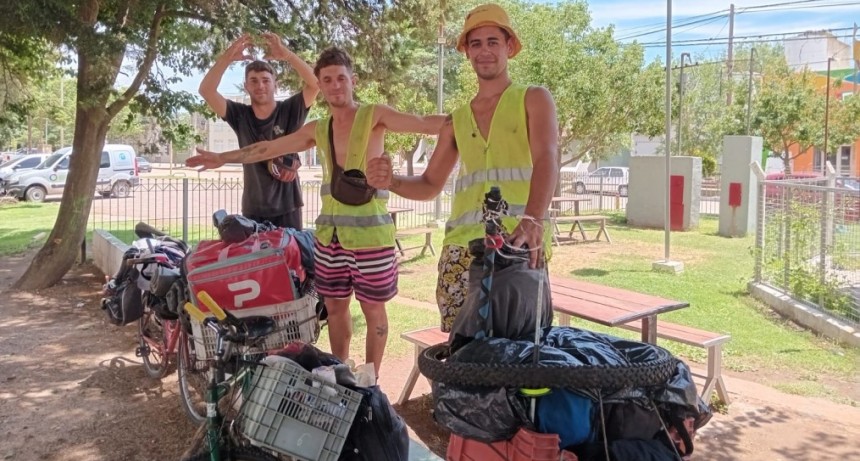 CICLISTAS MOCHILEROS PASARON POR MONTE MAÍZ