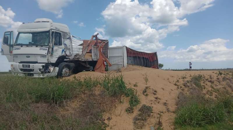 CHOQUE ENTRE CAMIONETA Y CAMIÓN EN RUTA 3