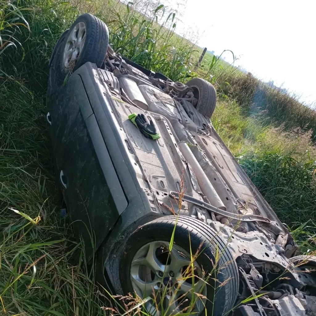 VUELCO DE UN AUTO CON TRES OCUPANTES