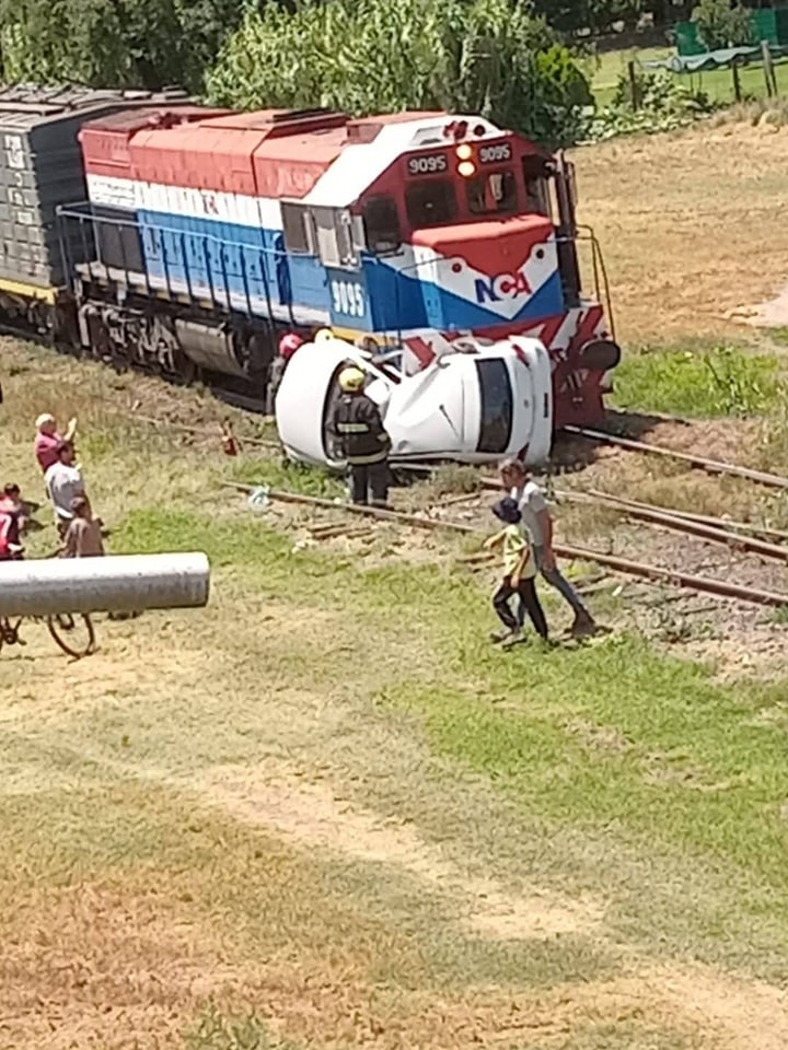 TREN ARRASTRÓ A UN AUTO UNOS 100 METROS