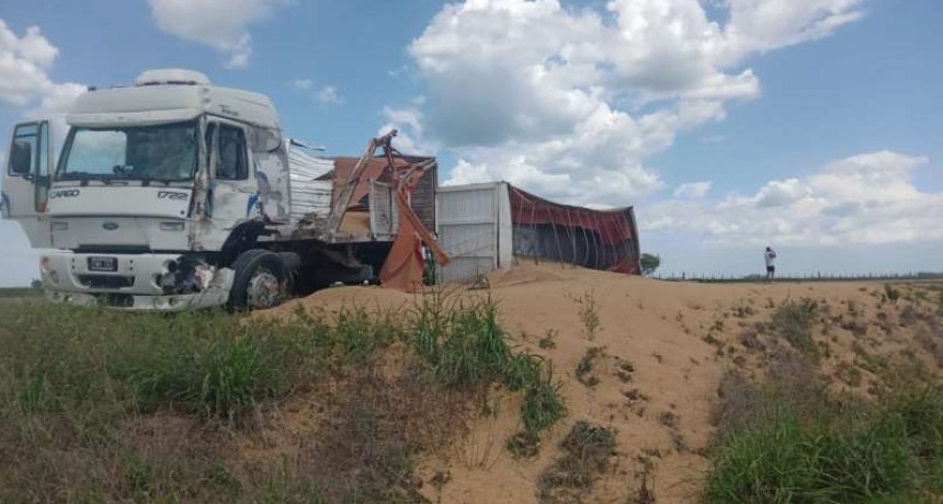 CHOQUE ENTRE CAMIONETA Y CAMIÓN EN RUTA 3