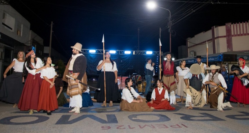 EL BALLET CUATRO RUMBOS PASÓ POR LA PEATONAL