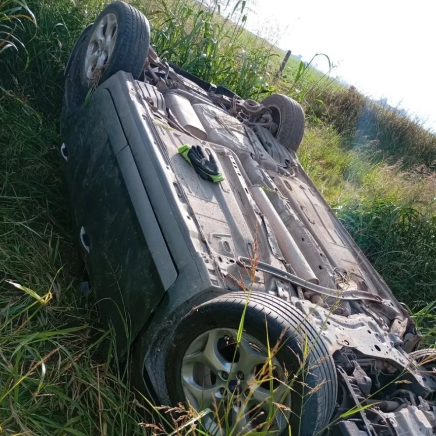 VUELCO DE UN AUTO CON TRES OCUPANTES