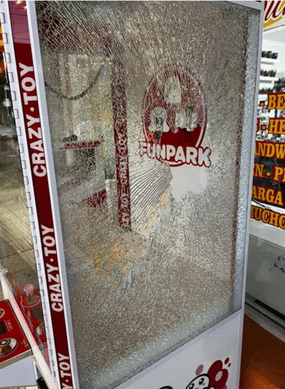 VANDALISMO Y ROBO DE PELUCHES EN KIOSCO PICHU