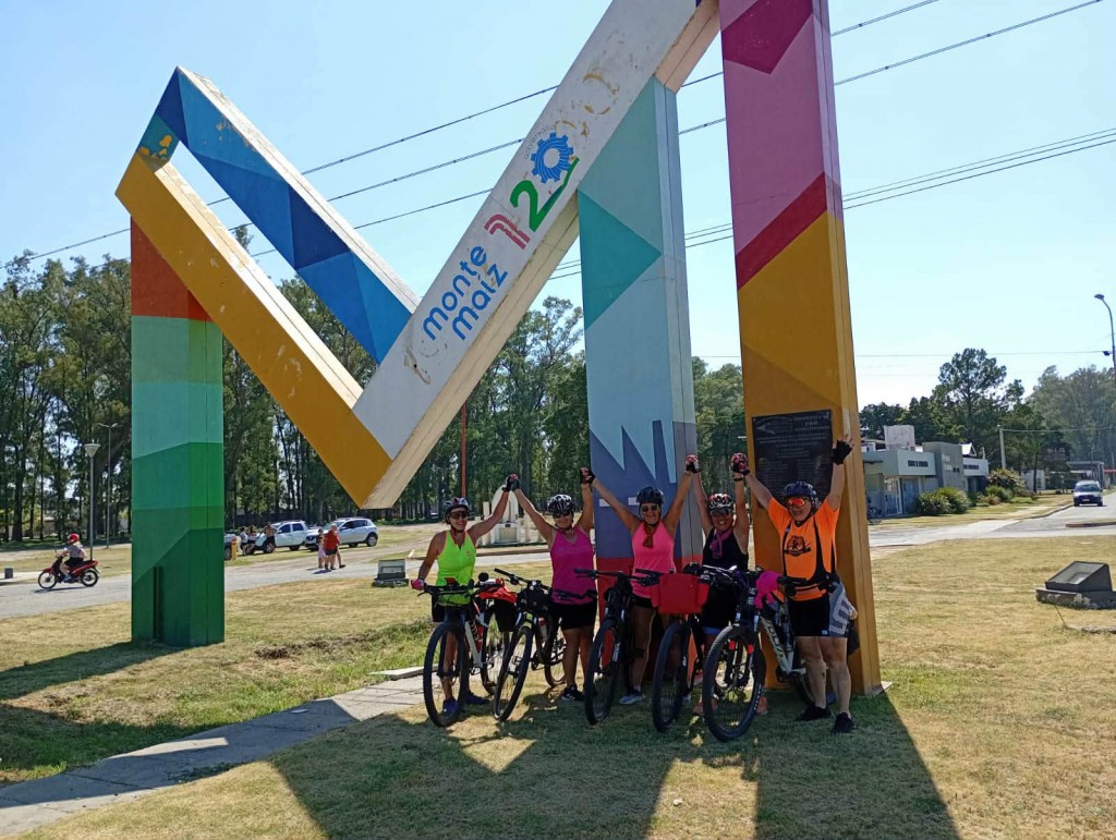 CINCO MUJERES SALIERON DE VACACIONES EN BICICLETA