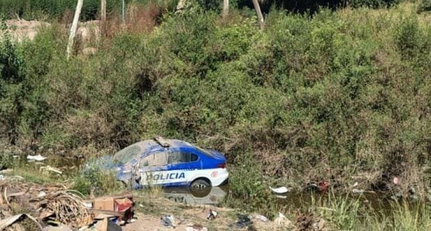 BELL VILLE: PATRULLERO TERMINÓ DENTRO DE UNA ZANJA