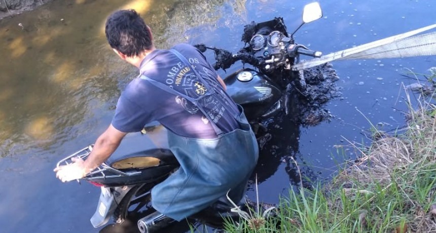 MOTO ROBADA TERMINÓ EN UNA CUNETA