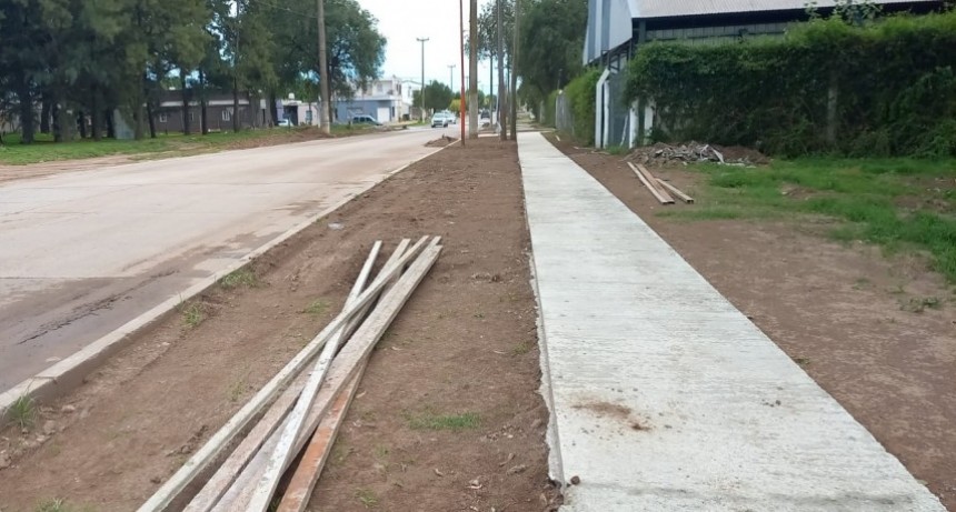 SE HORMIGONÓ LA VEREDA ESTE DE CALLE SANTA CRUZ