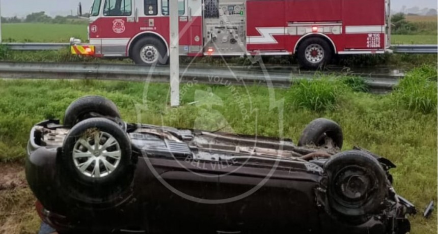 DESPISTE Y VUELCO DE UN AUTO EN RUTA 9