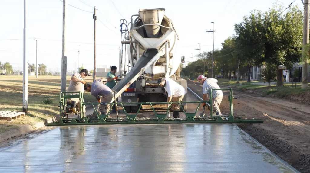 COMENZÓ LA PAVIMENTACIÓN DE CALLE LA PAMPA