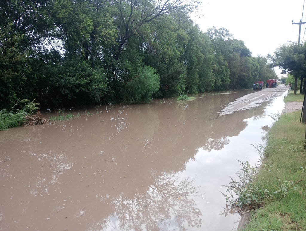 TAPARON UN CANAL CON ESCOMBROS Y SE INUNDÓ LA CALLE