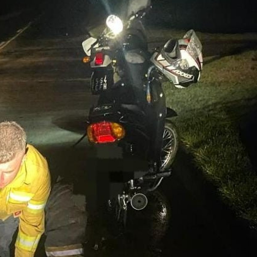 DOS MOTOCICLISTAS CON FRACTURAS EN LAS PIERNAS