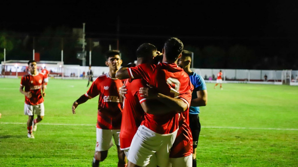 LAMBERT SE HIZO FUERTE DE LOCAL