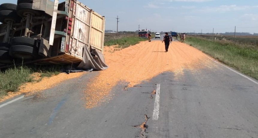 VUELCO DE ACOPLADO CARGADO CON CEREAL EN RUTA 11