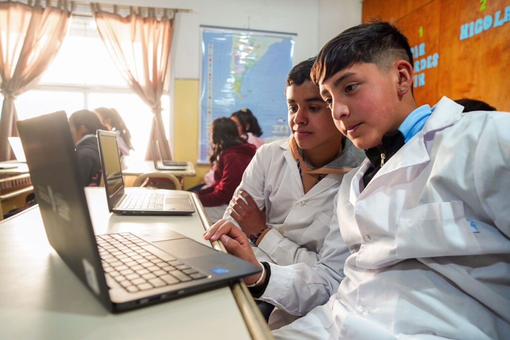 ESCUELAS RURALES CON INTERNET SATELITAL