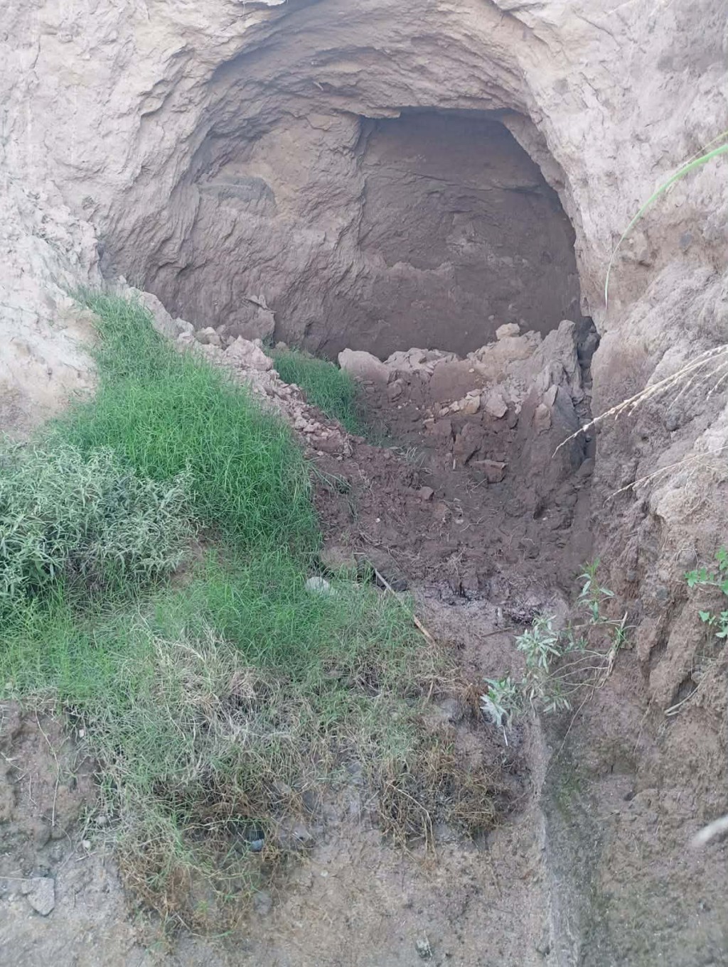 ALERTA POR EL COLAPSO DE UNA ALCANTARILLA