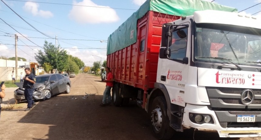 CHOQUE ENTRE CAMIÓN Y AUTO