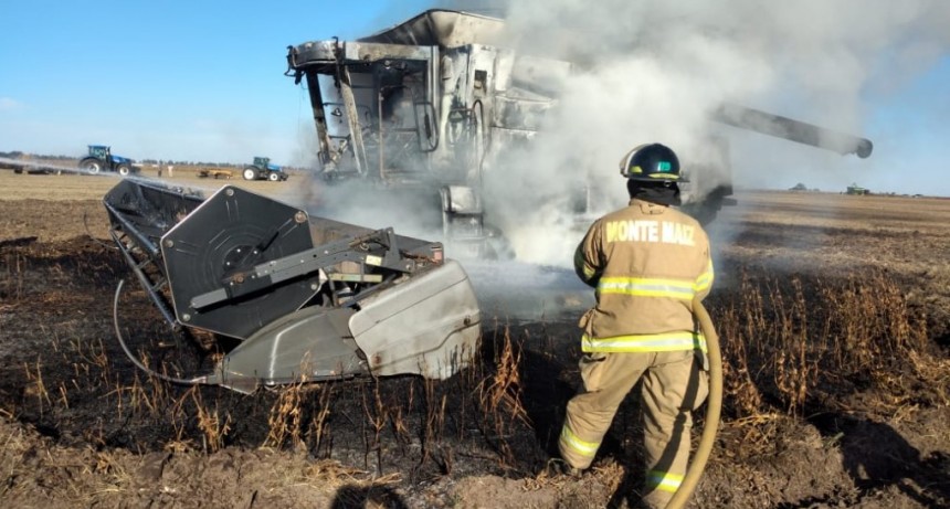 INCENDIO DE UNA COSECHADORA EN ZONA RURAL