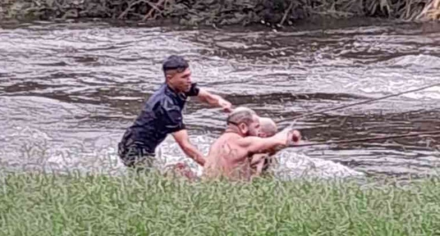 RESCATÓ DISCAPACITADO MOTRÍZ DE LA CRECIDA DEL RÍO