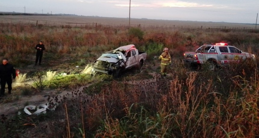 VUELCO EN SOLITARIO DE UNA CAMIONETA EN RUTA 11