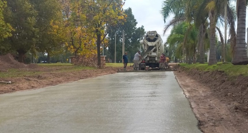 CONTINÚA LA PAVIMENTACIÓN EN BARRIO DON ADOLFO