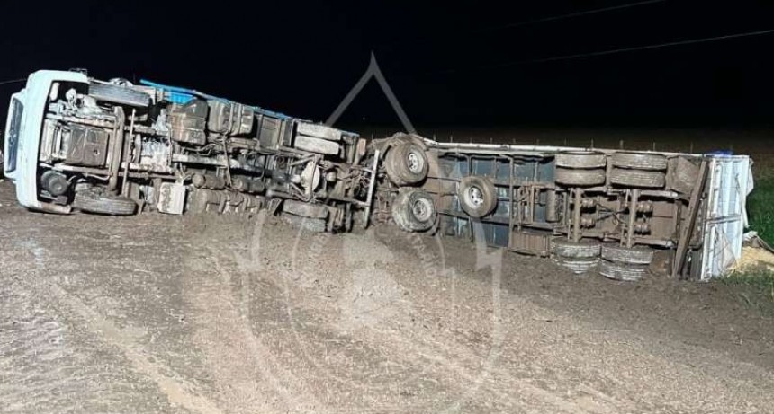 VUELCO DE UN CAMIÓN EN RUTA 3