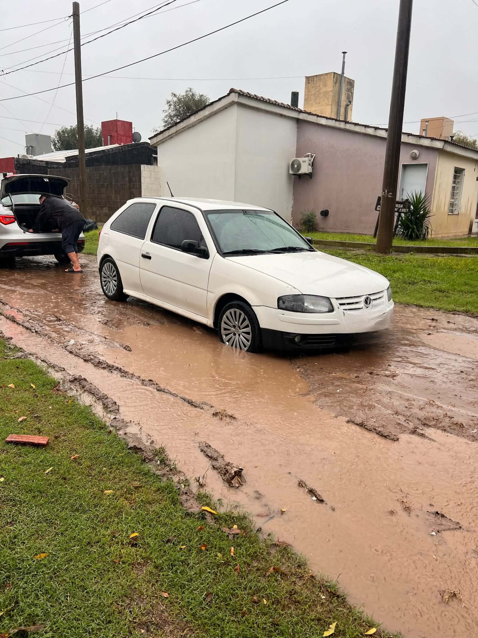 LA LLUVIA DEJA EN EVIDENCIA EL PRECARIO ESTADO DE LAS CALLES