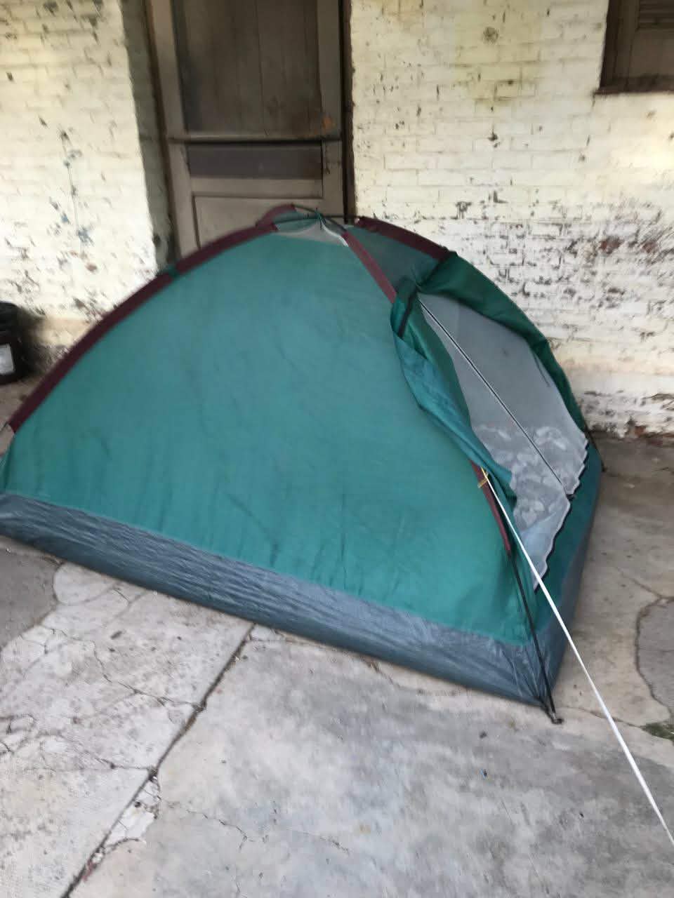 INS&Oacute;LITO: ACAMP&Oacute; POR UNOS D&Iacute;AS EN EL PATIO DEL MUSEO