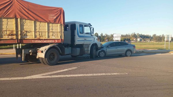 CHOQUE ENTRE CAMI&Oacute;N Y AUTO EN CRUCE DE RUTAS 3 Y 11