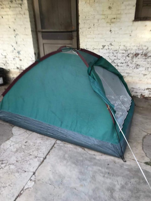 INS&Oacute;LITO: ACAMP&Oacute; POR UNOS D&Iacute;AS EN EL PATIO DEL MUSEO