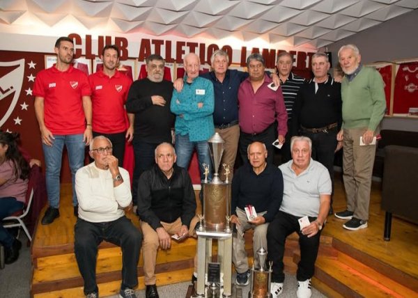 EMOTIVO RECONOCIMIENTO DE LAMBERT A LOS CAMPEONES DEL 76