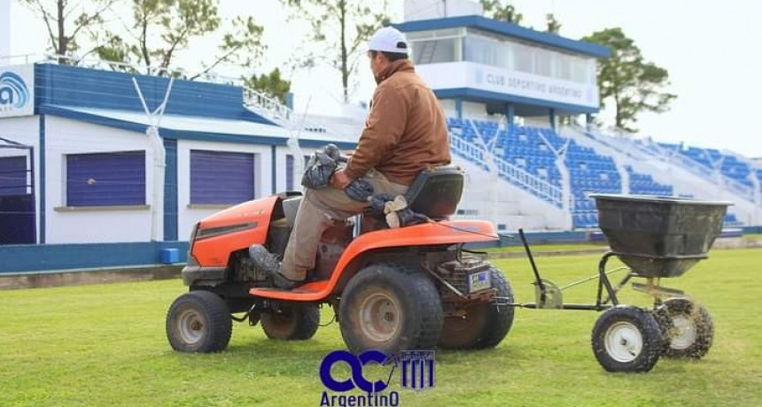 ARGENTINO TRABAJA EN SU CAMPO DE JUEGO