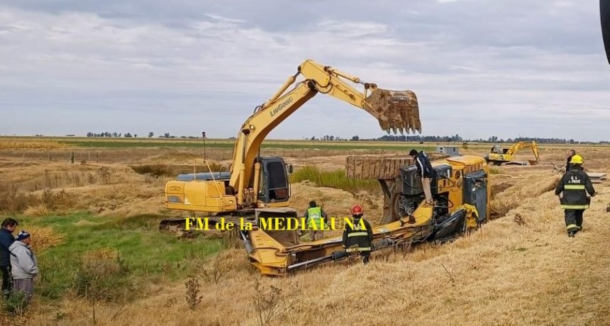 VUELCO DE RETROEXCAVADORA EN RUTA 3