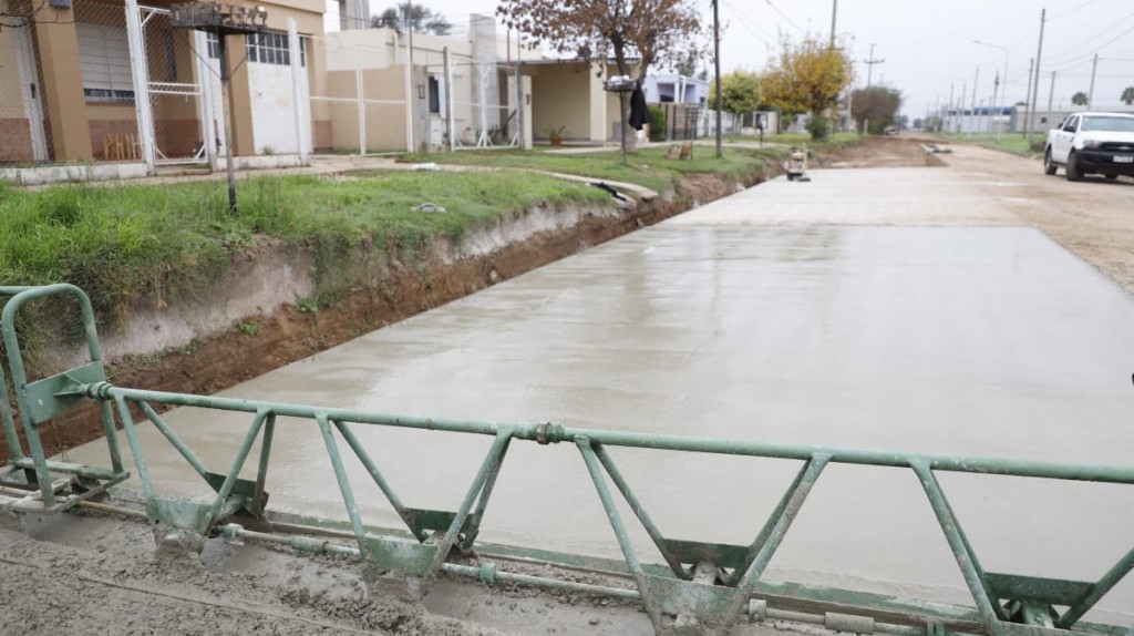 AVANZA OBRA DE PAVIMENTACIÓN DE CALLE LA PAMPA