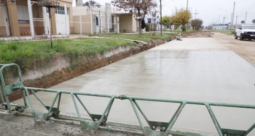 AVANZA OBRA DE PAVIMENTACIÓN DE CALLE LA PAMPA