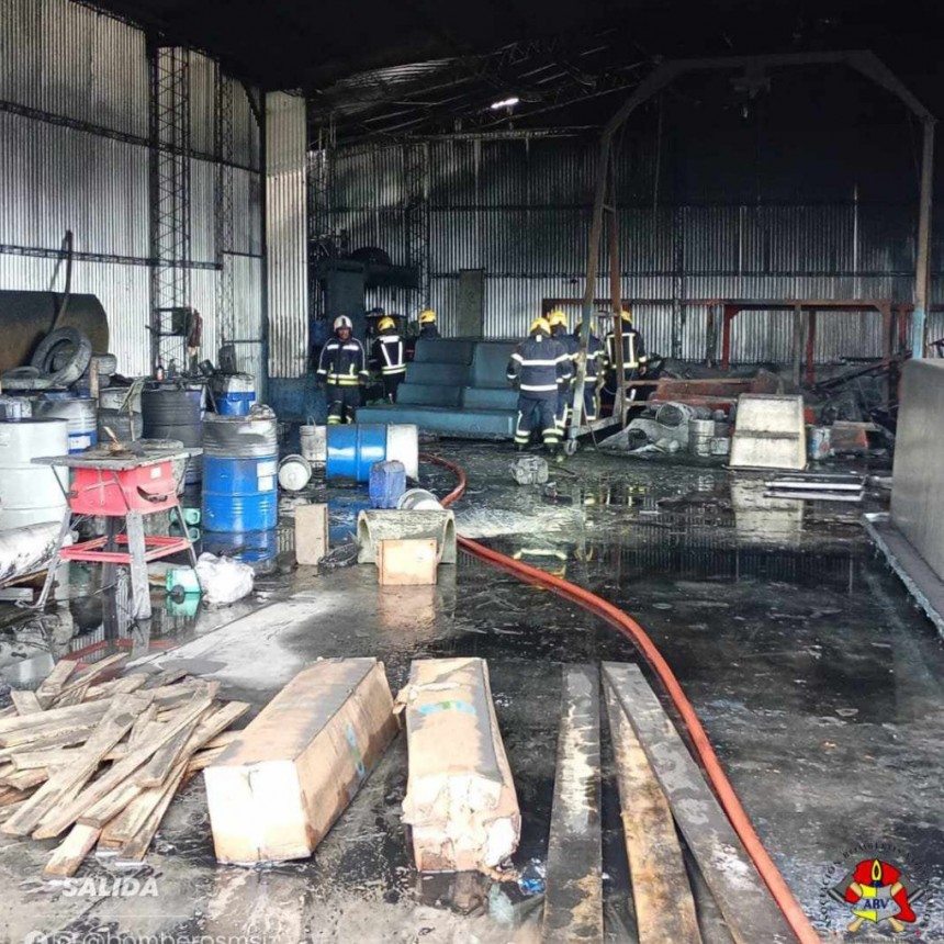 INCENDIO EN FÁBRICA DE PISCINAS DE LEONES