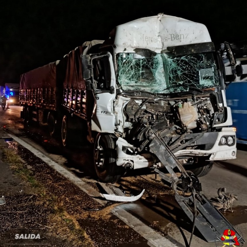 CHOQUE DE CAMIONES EN AUTOPISTA