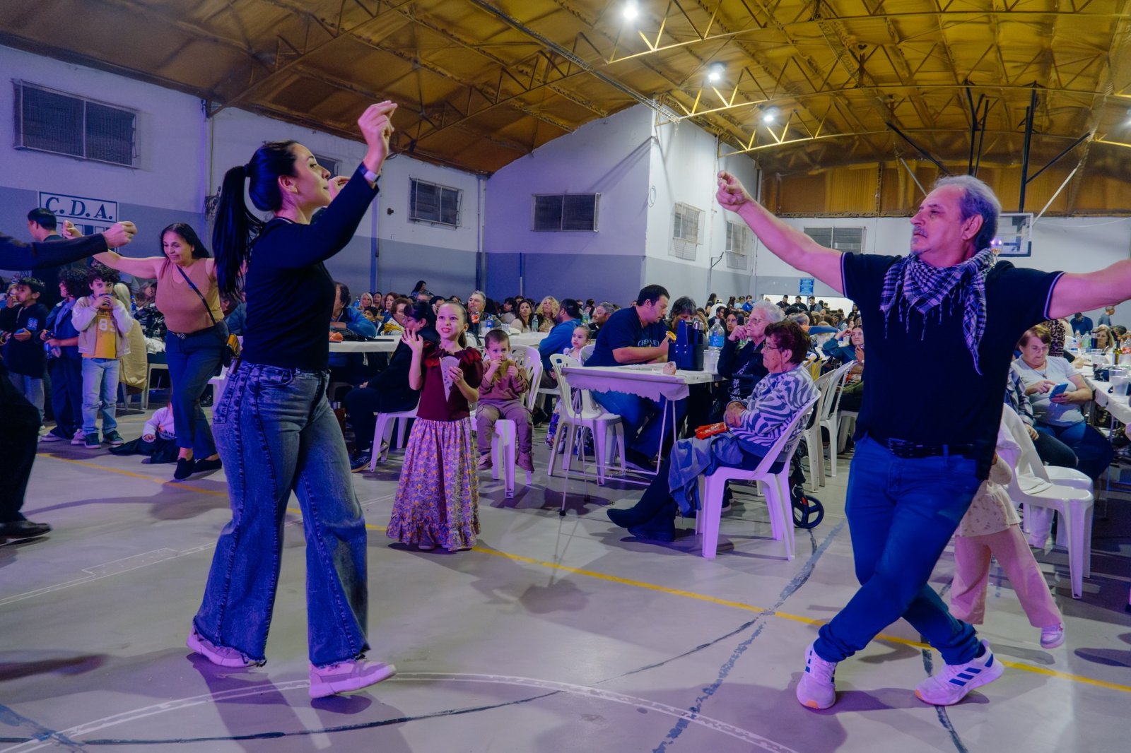 GRAN PE&Ntilde;A FOLCL&Oacute;RICA EN EL SAL&Oacute;N DE ARGENTINO