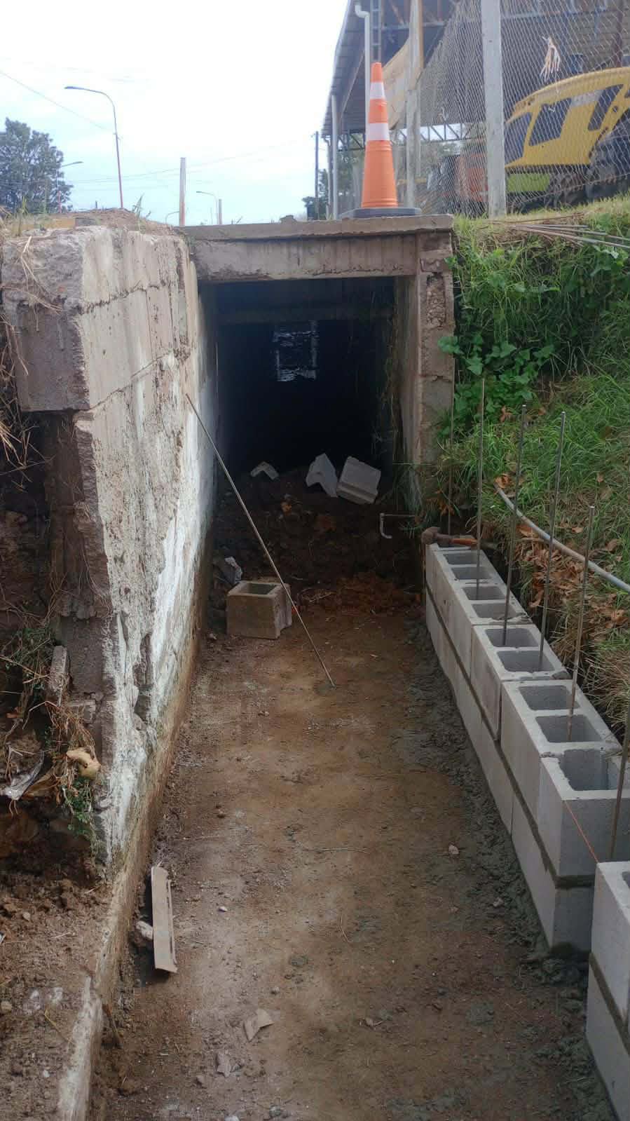 TRABAJAN EN LA REPARACI&Oacute;N DE UN CANAL DE DESAG&Uuml;ES