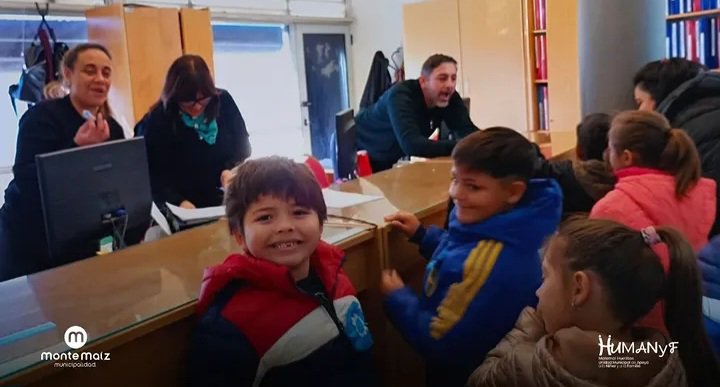 NI&Ntilde;OS Y NI&Ntilde;AS DEL HUELLITAS REPARTIERON ESCARAPELAS