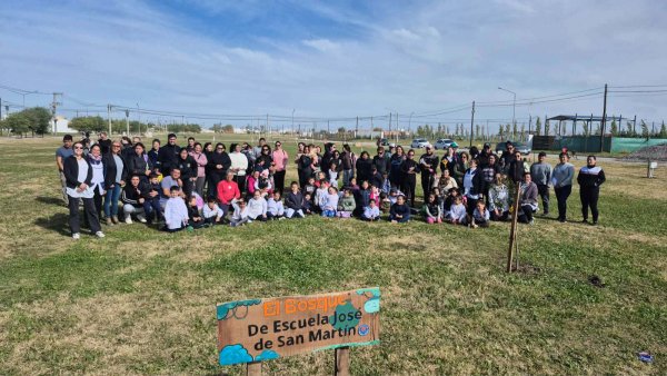 B&deg; SANTA B&Aacute;RBARA: ALUMNOS DE 1&deg; GRADO PLANTARON &Aacute;RBOLES 