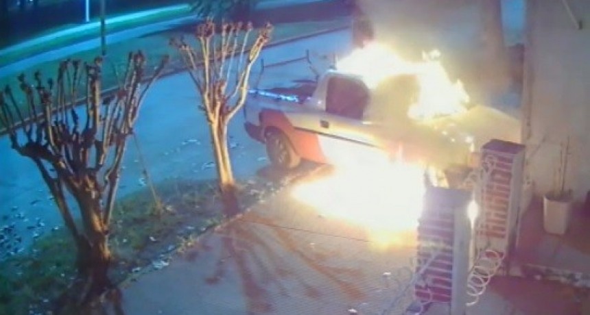 INCENDIAN UTILITARIO ESTACIONADO