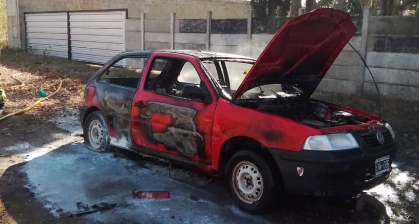 INCENDIO DE UN AUTO EN LA VÍA PÚBLICA
