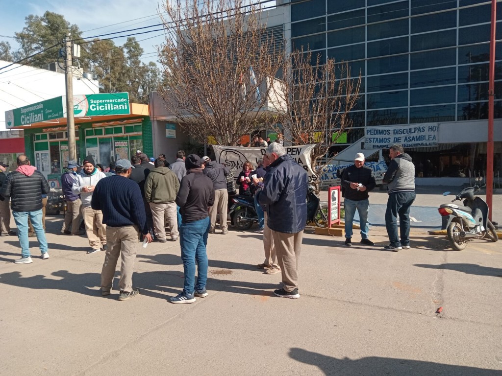 TRABAJADORES MUNICIPALES EN ASAMBLEA