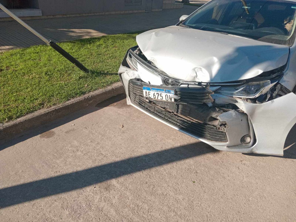 CHOQUE ENTRE AUTO Y CAMIONETA EN EL CENTRO